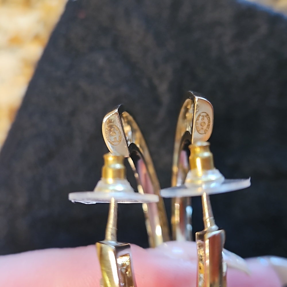 🚫SOLD🚫 CHANEL CC Logo Gold Hoop Earrings B19K - Picture 4 of 5